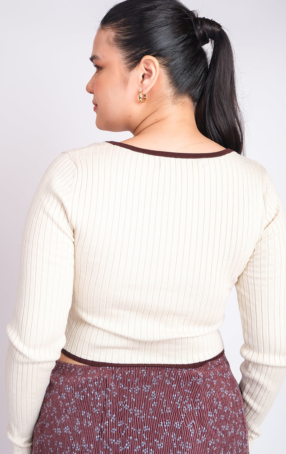 CONTRAST KNIT L/S CROP TOP WITH KEYHOLE AND RIBBON
